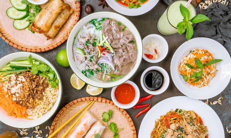 Pratos com alimentos diversos vistos de cima