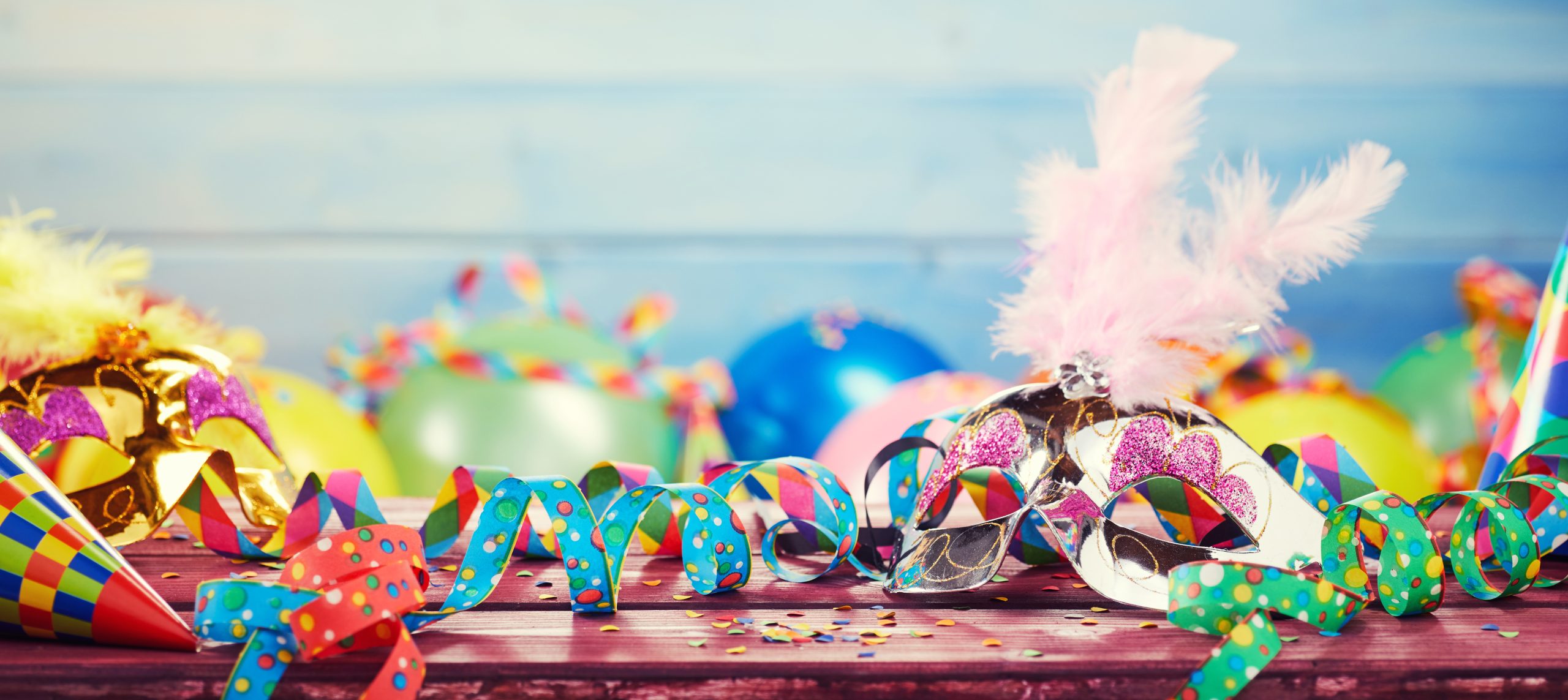 vendas no carnaval: máscaras e itens de fantasia em uma mesa