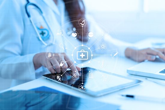 médico mexendo em tablet - tendências para saúde 2023
