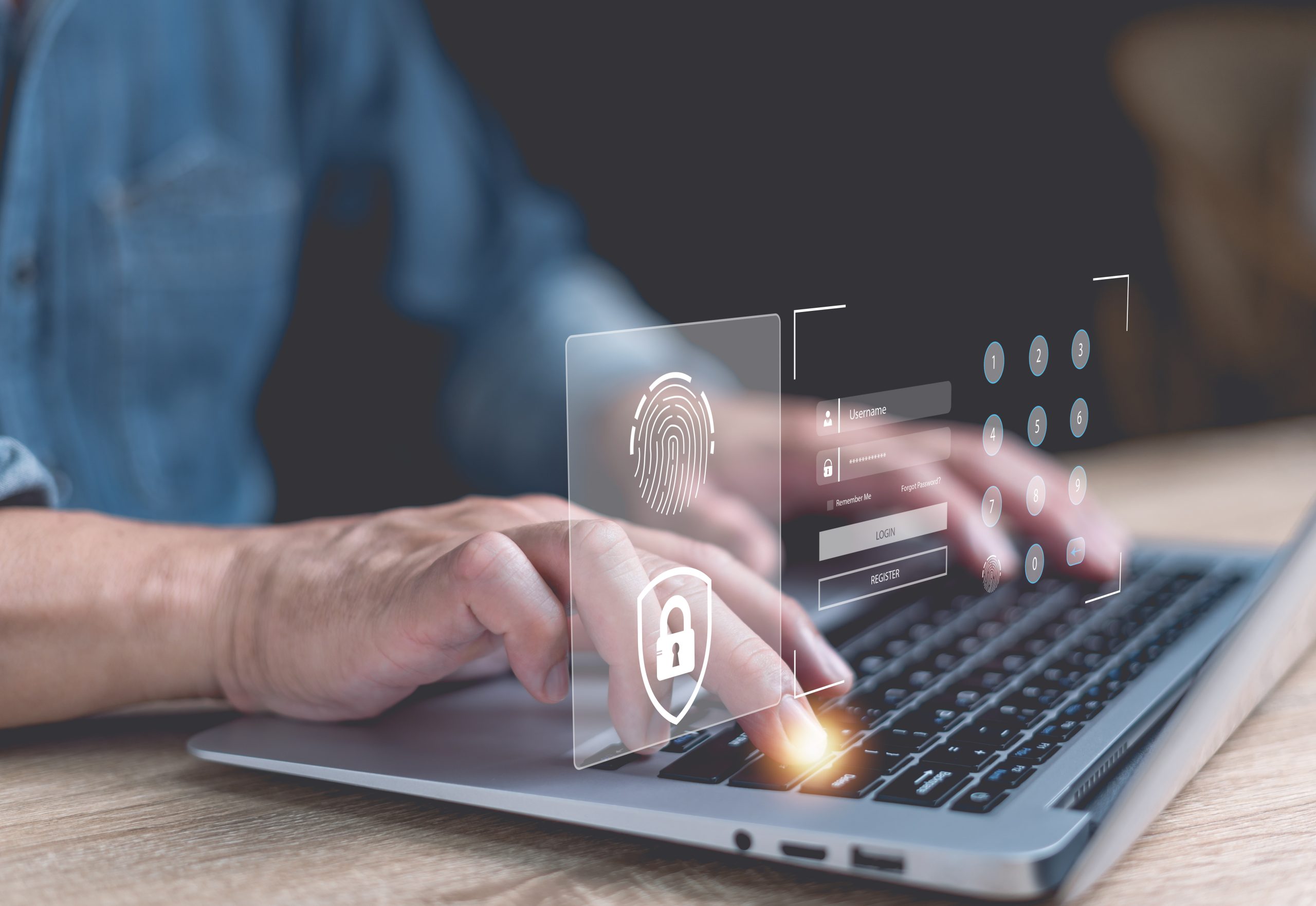 homem fazendo login em computador - sanções LGPD 