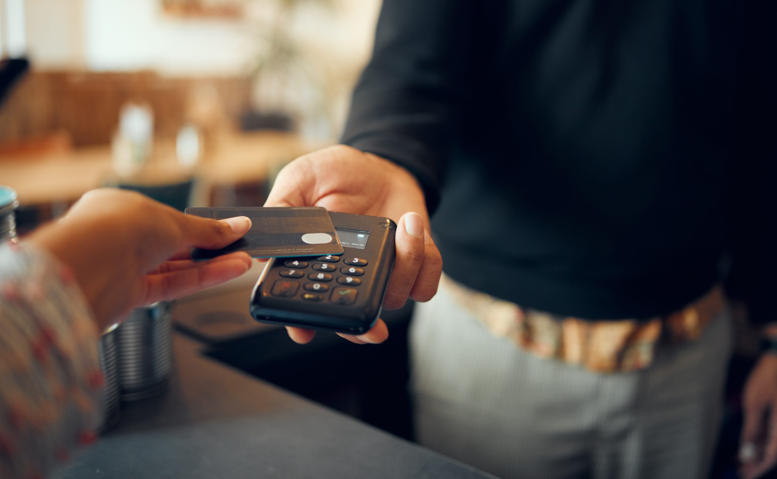 mulher fazendo pagamento com o cartão de banco - margem de lucro do restaurante